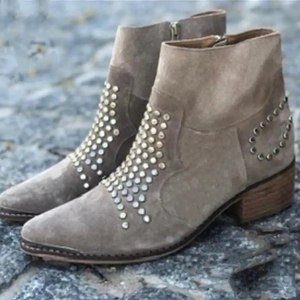Benedetta suède damesenkellaarsjes met blokhak en studs