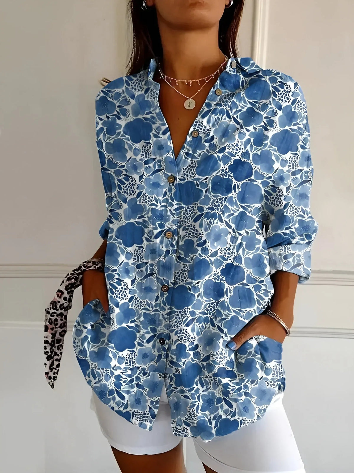 Beth oversized damesblouse met halsinkeping en knoopsluiting