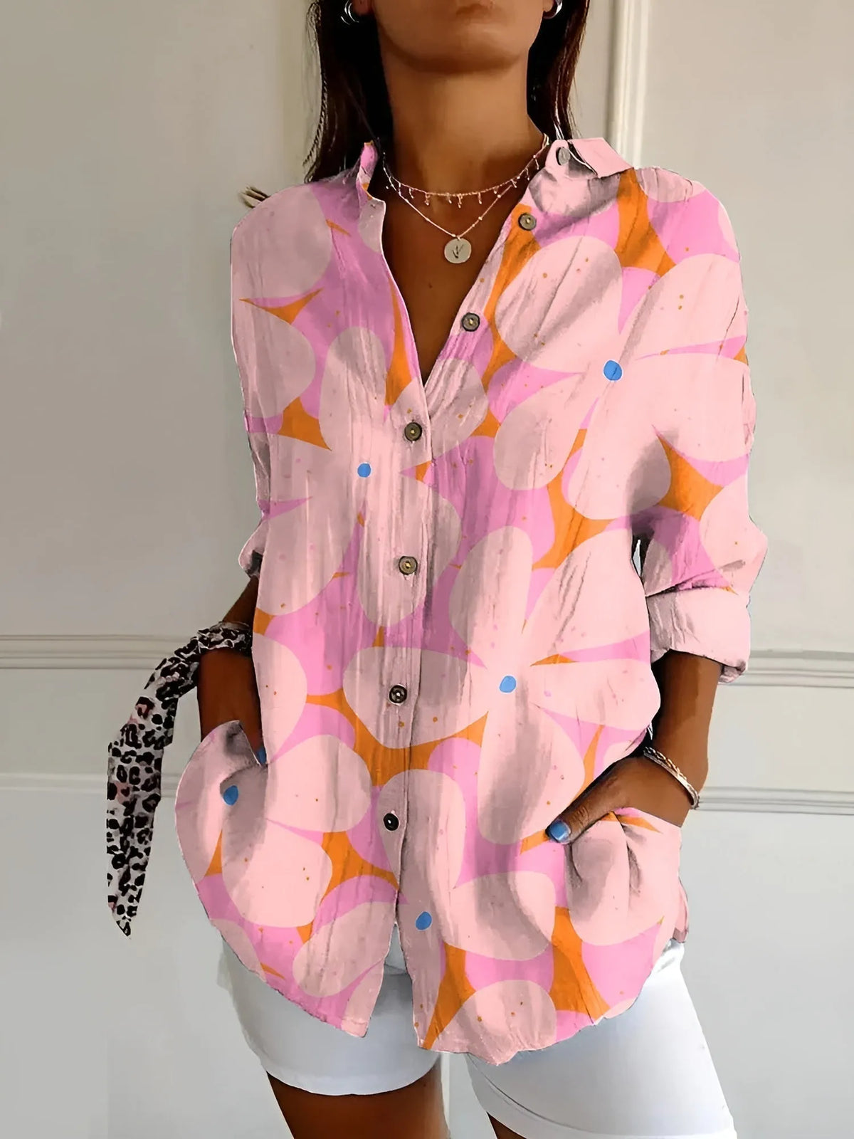 Beth oversized damesblouse met halsinkeping en knoopsluiting