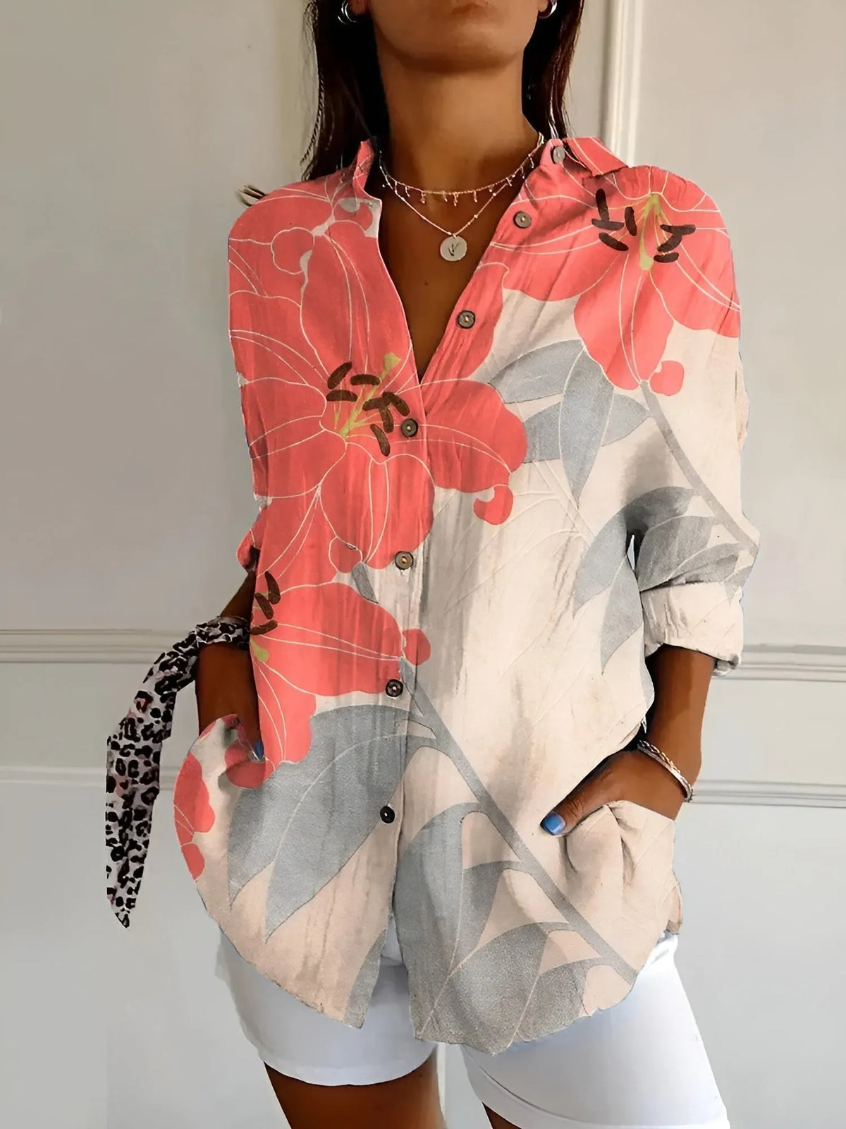Beth oversized damesblouse met halsinkeping en knoopsluiting