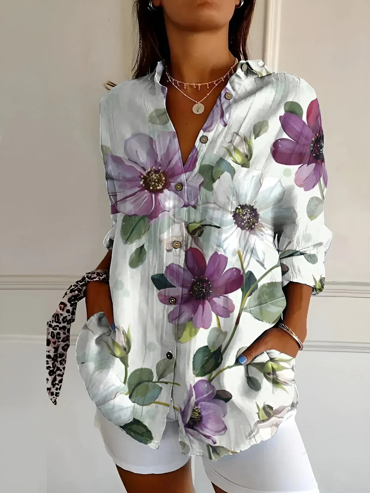 Beth oversized damesblouse met halsinkeping en knoopsluiting