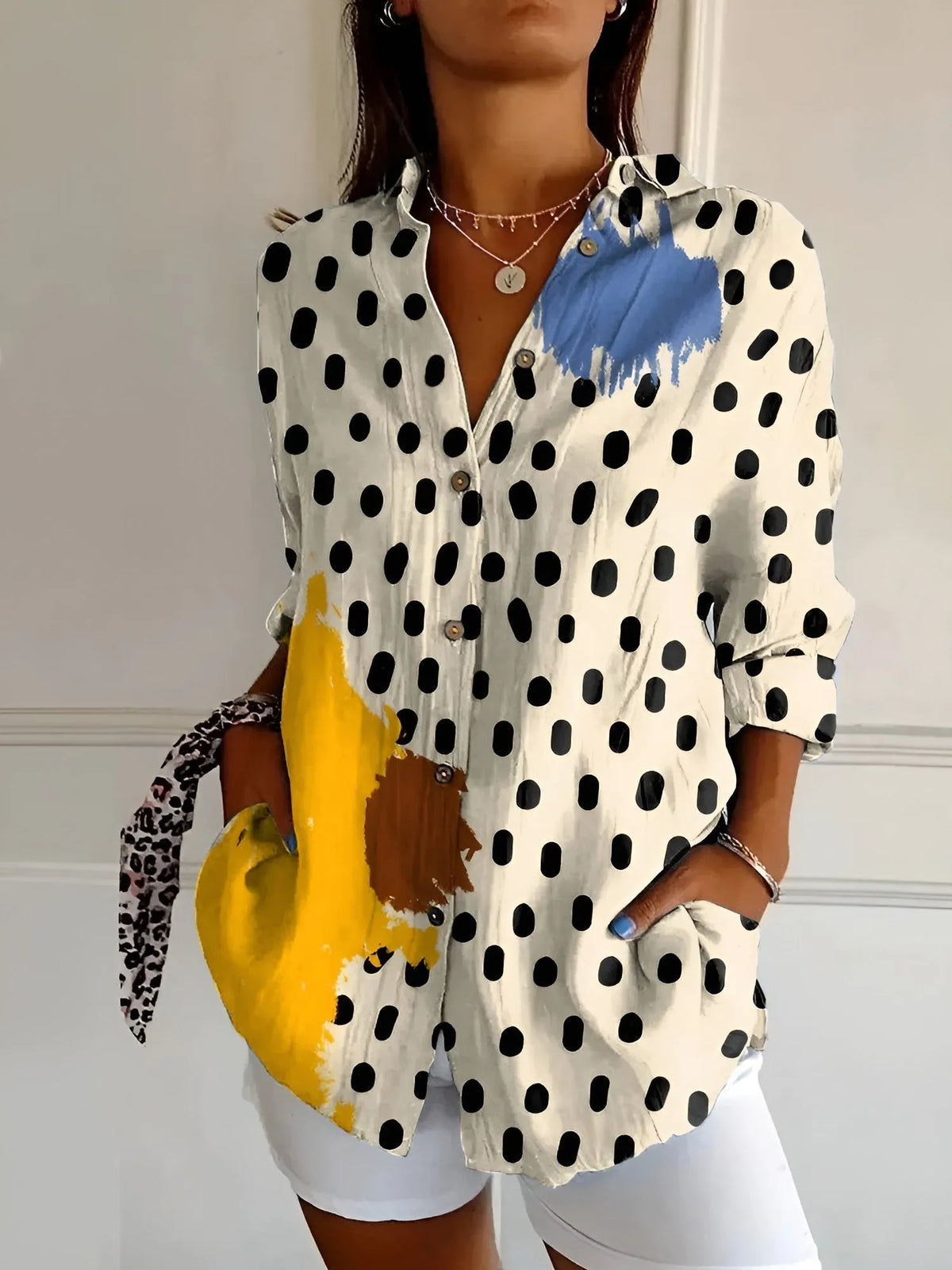 Beth oversized damesblouse met halsinkeping en knoopsluiting