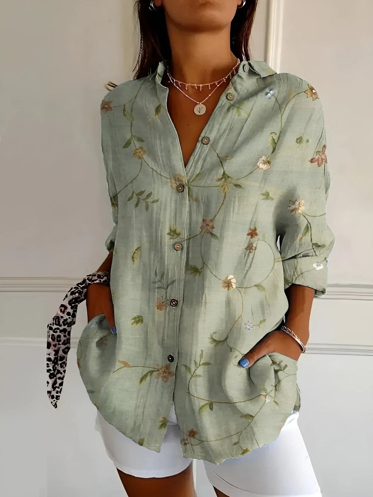 Beth oversized damesblouse met halsinkeping en knoopsluiting
