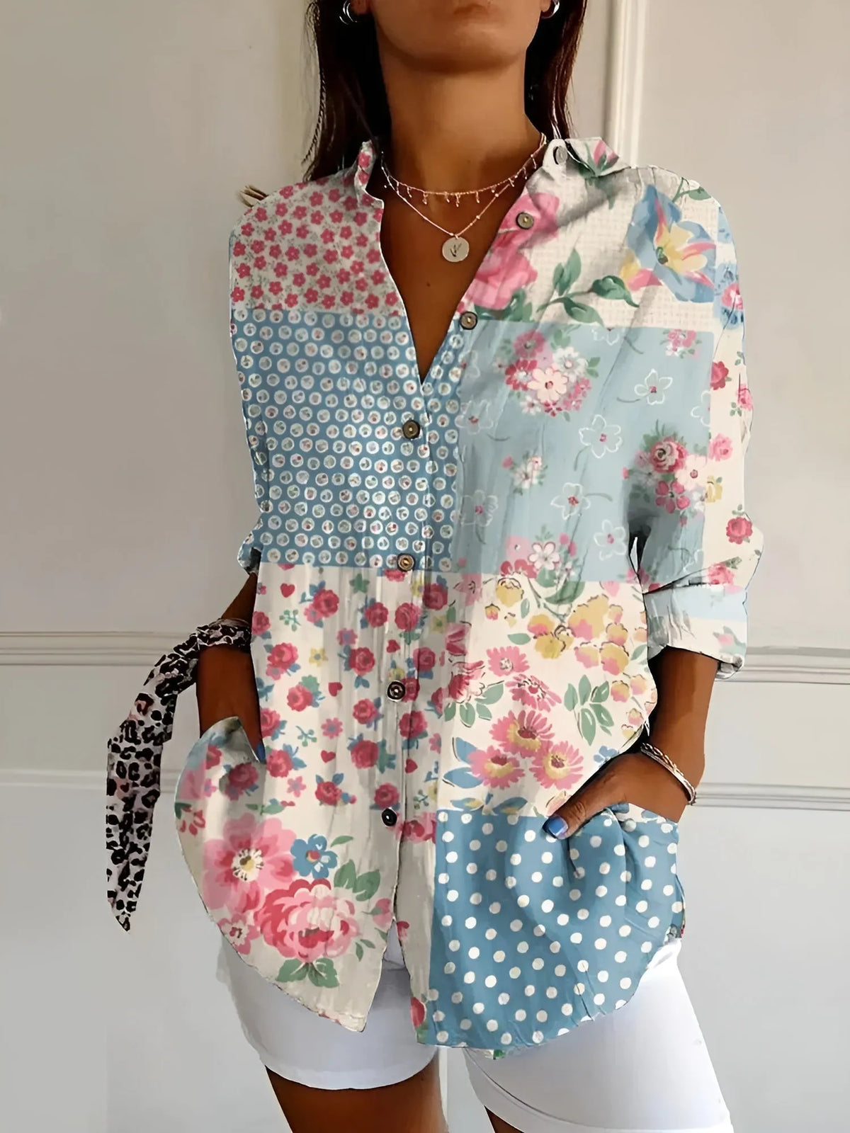 Beth oversized damesblouse met halsinkeping en knoopsluiting