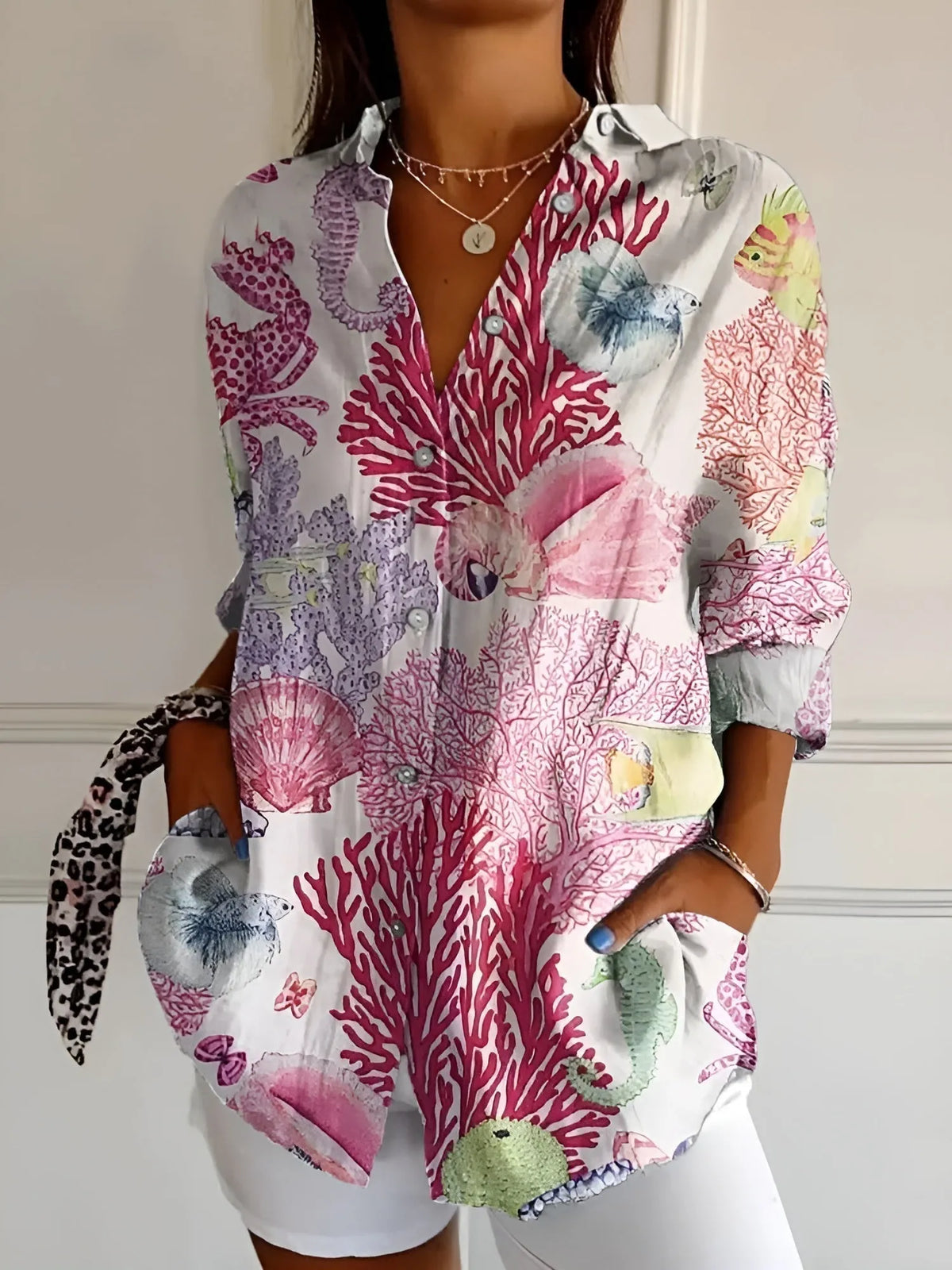 Beth oversized damesblouse met halsinkeping en knoopsluiting