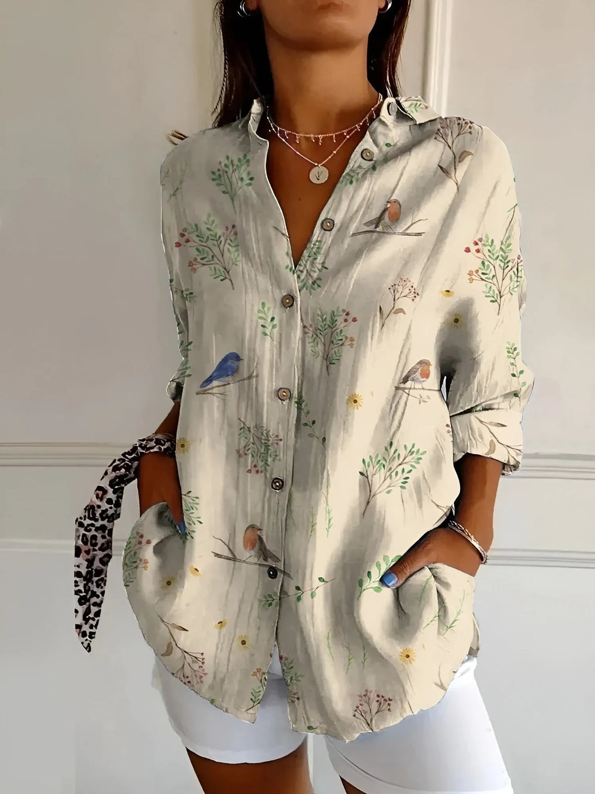 Beth oversized damesblouse met halsinkeping en knoopsluiting