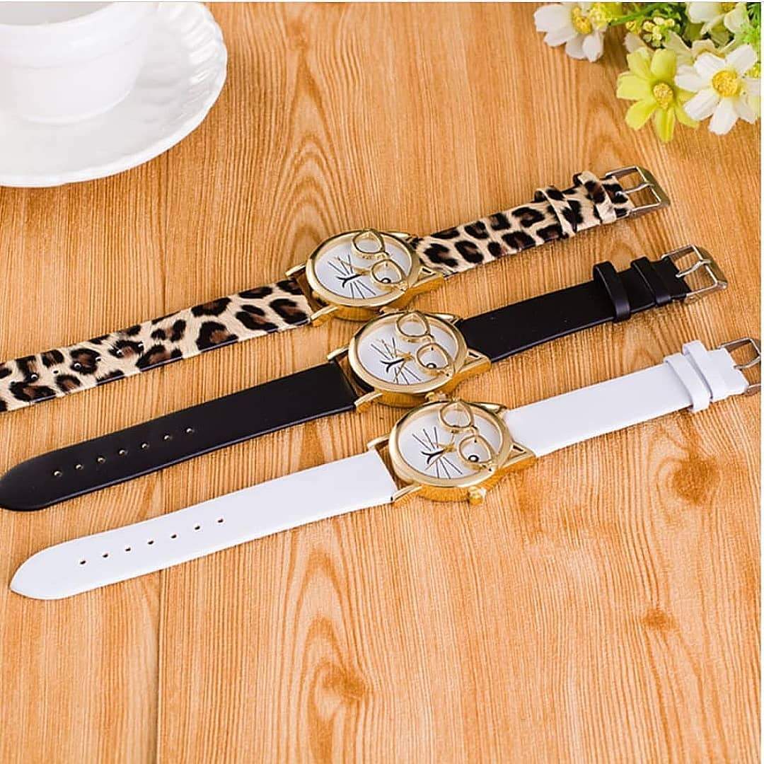 Horloge met wijzerplaat in kattenvorm