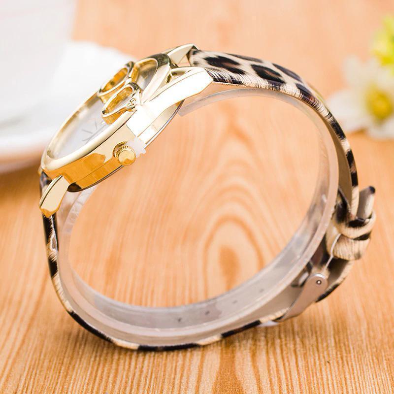 Horloge met wijzerplaat in kattenvorm