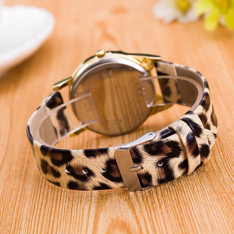 Horloge met wijzerplaat in kattenvorm