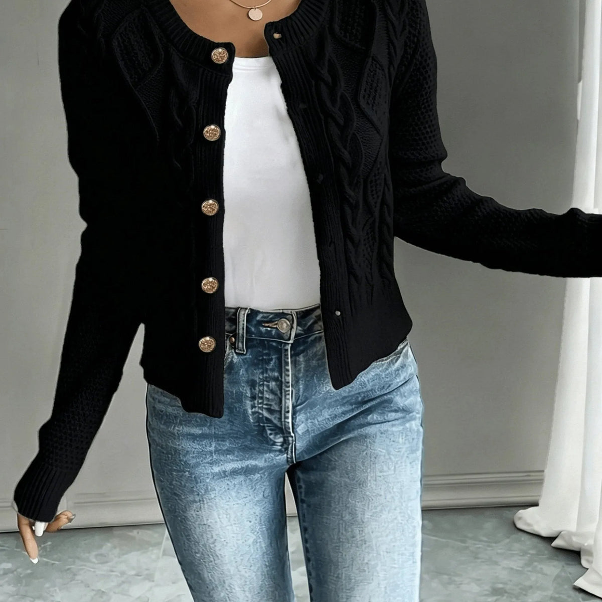 Damaris kabelgebreid damesvest met knoopsluiting