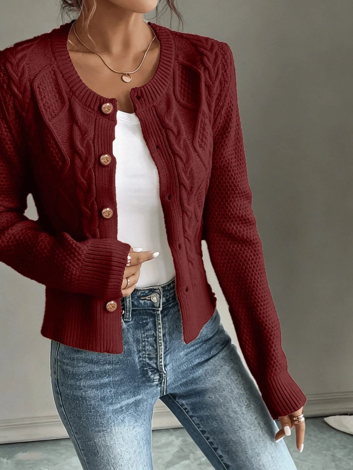 Damaris kabelgebreid damesvest met knoopsluiting