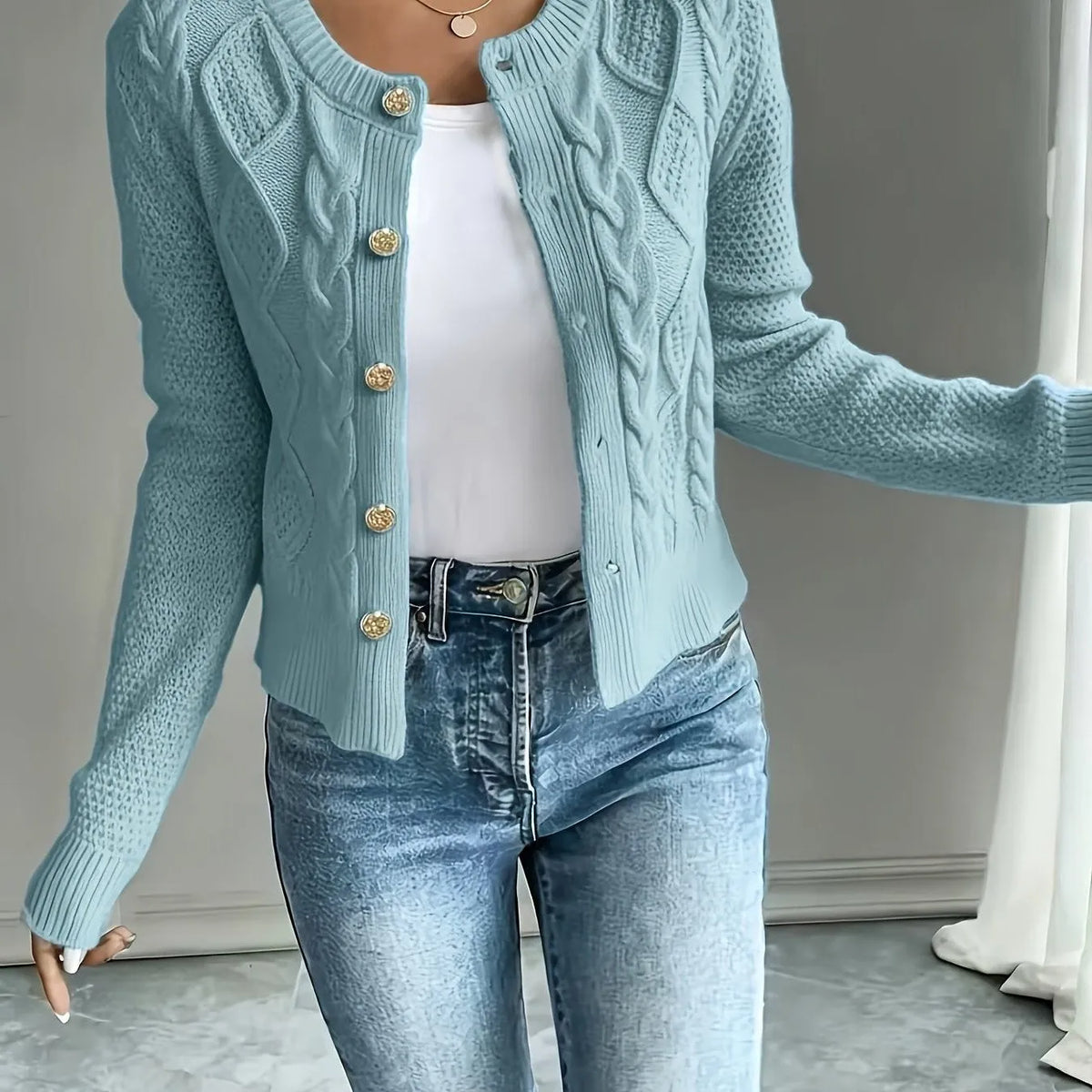 Damaris kabelgebreid damesvest met knoopsluiting