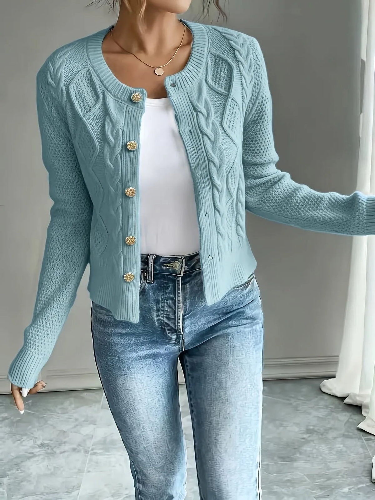 Damaris kabelgebreid damesvest met knoopsluiting