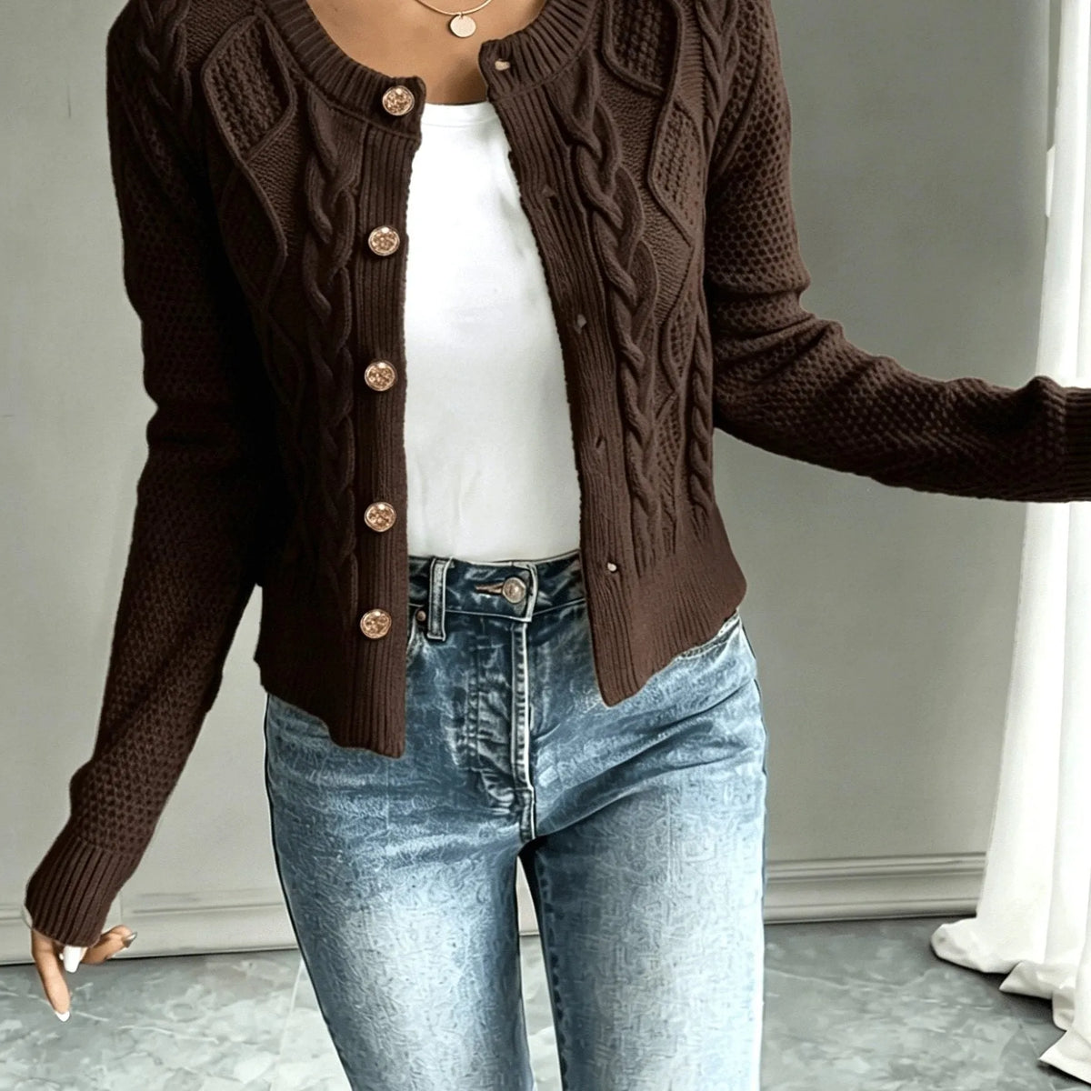 Damaris kabelgebreid damesvest met knoopsluiting