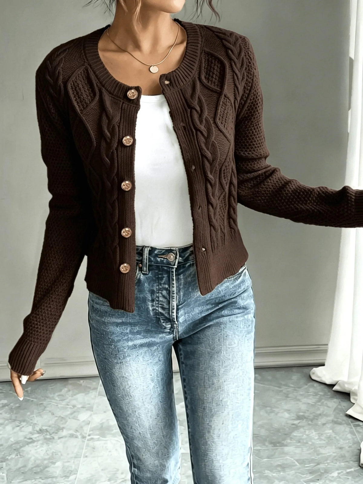 Damaris kabelgebreid damesvest met knoopsluiting