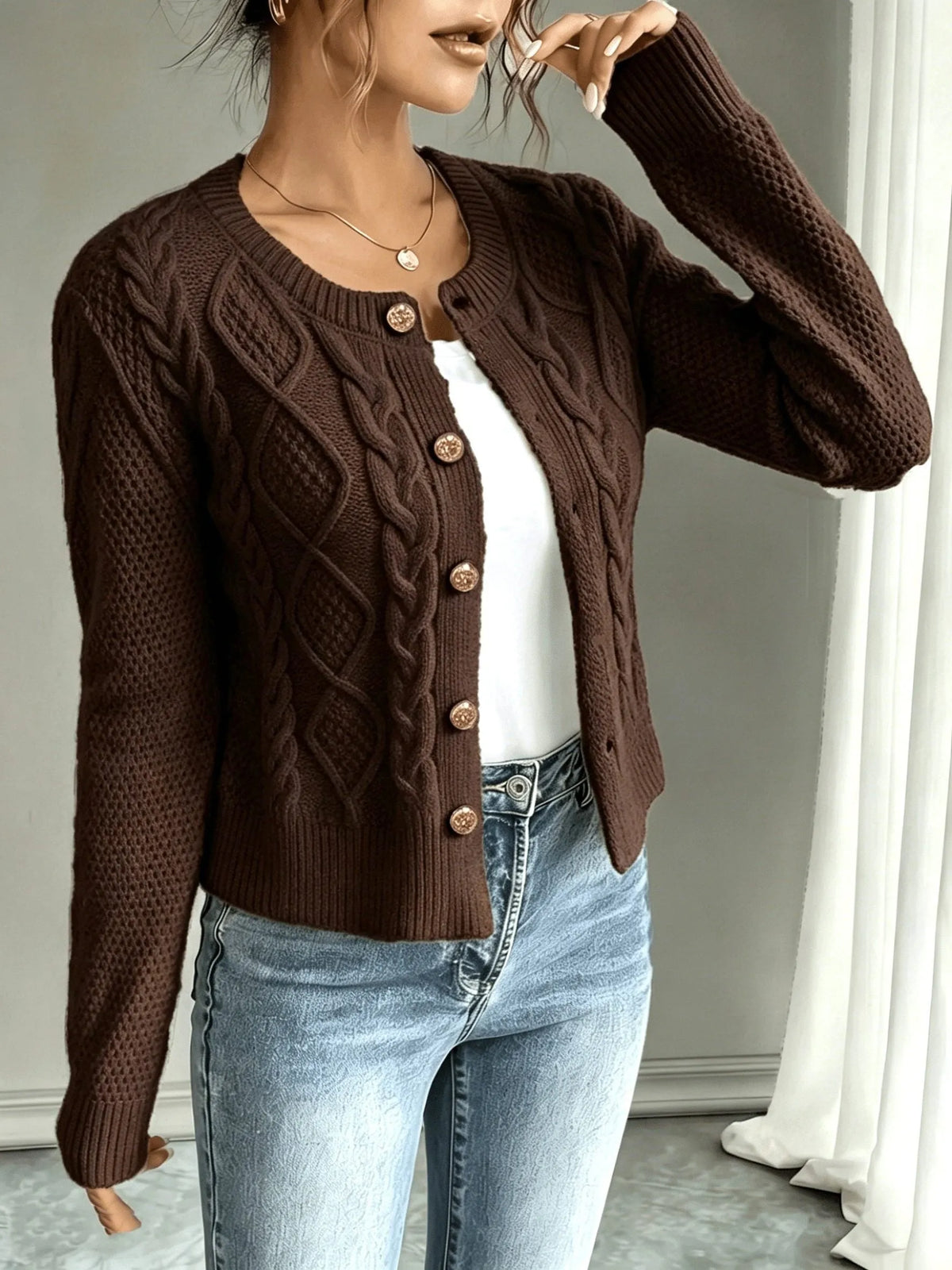 Damaris kabelgebreid damesvest met knoopsluiting