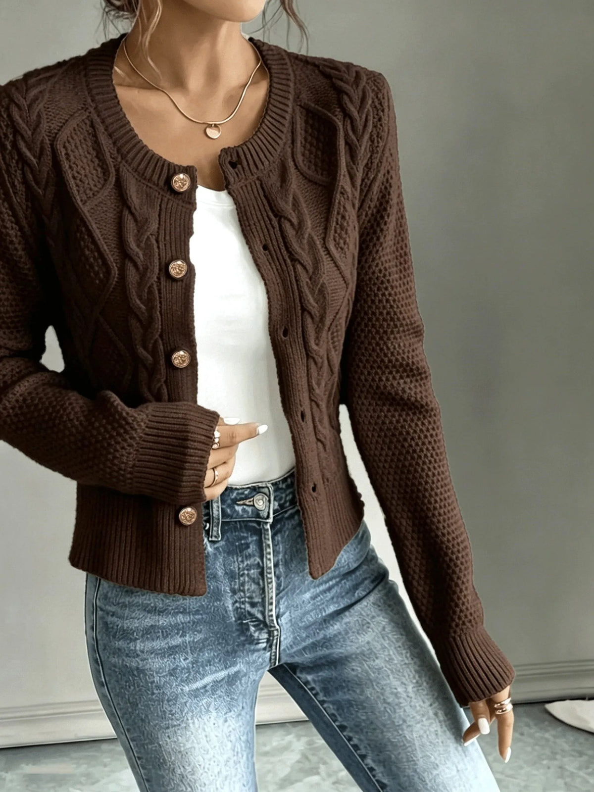 Damaris kabelgebreid damesvest met knoopsluiting