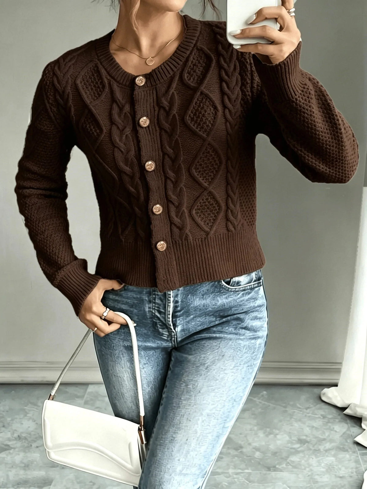 Damaris kabelgebreid damesvest met knoopsluiting