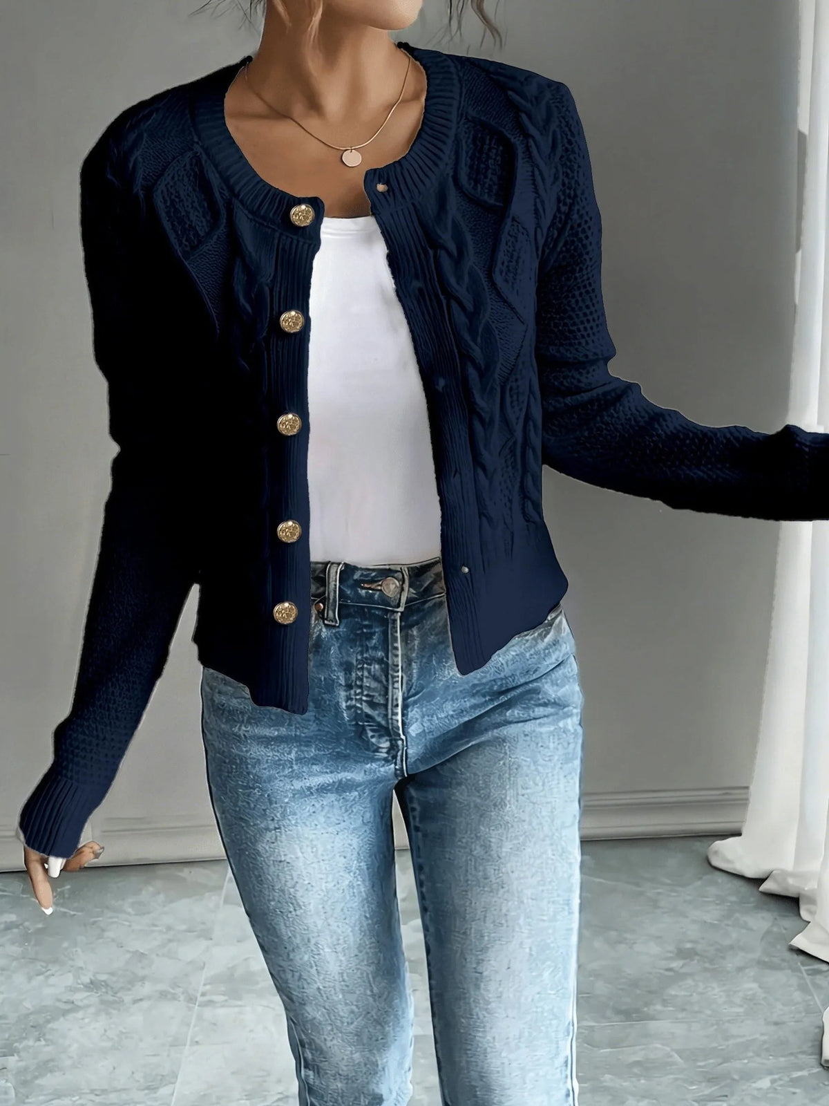 Damaris kabelgebreid damesvest met knoopsluiting