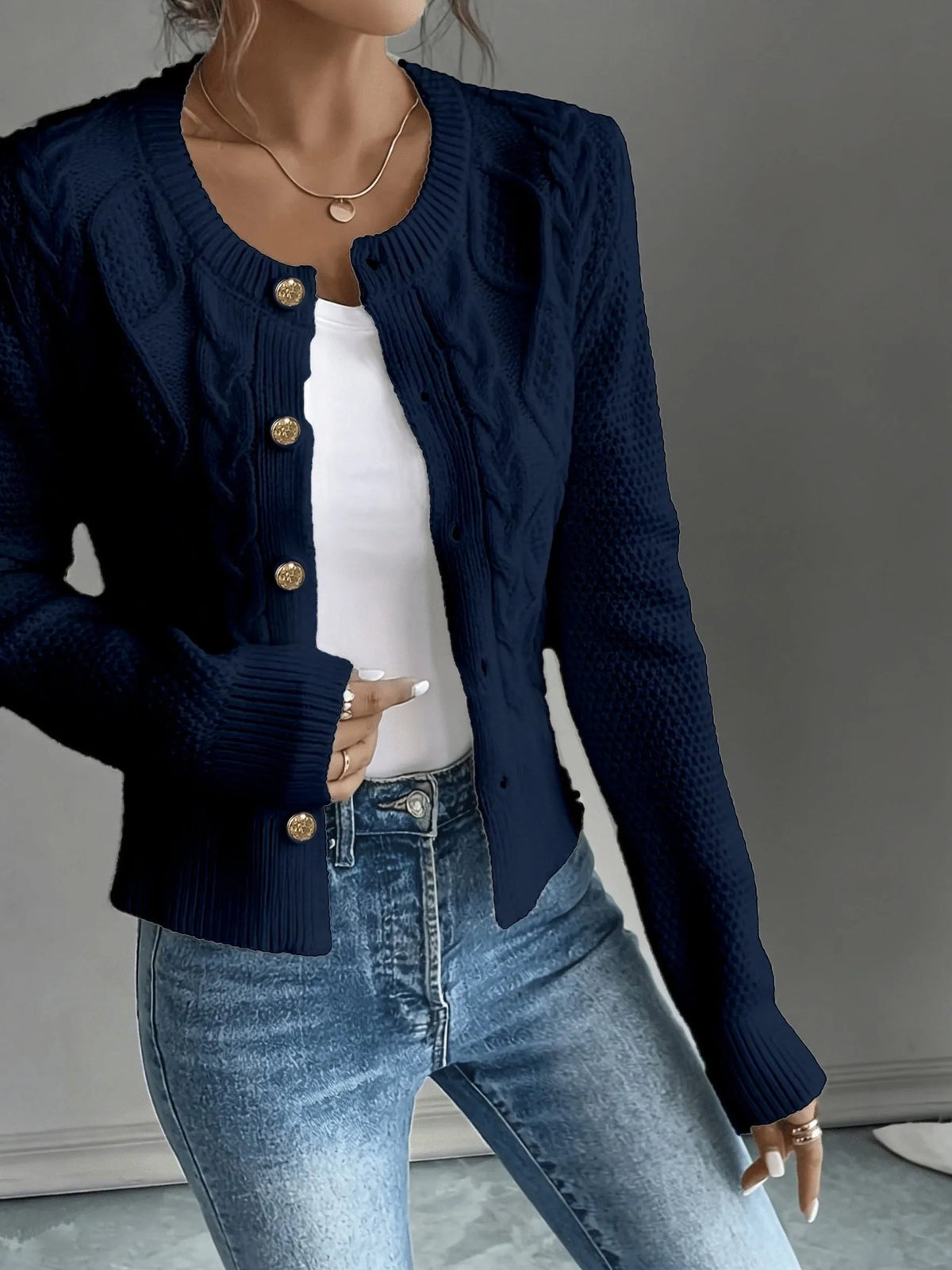 Damaris kabelgebreid damesvest met knoopsluiting