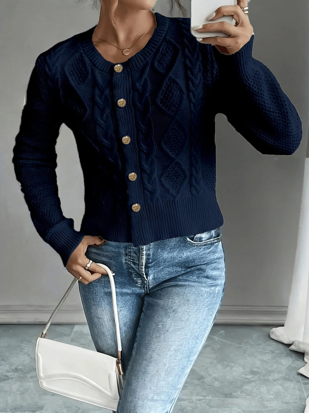 Damaris kabelgebreid damesvest met knoopsluiting