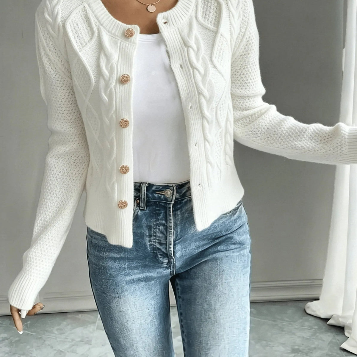 Damaris kabelgebreid damesvest met knoopsluiting