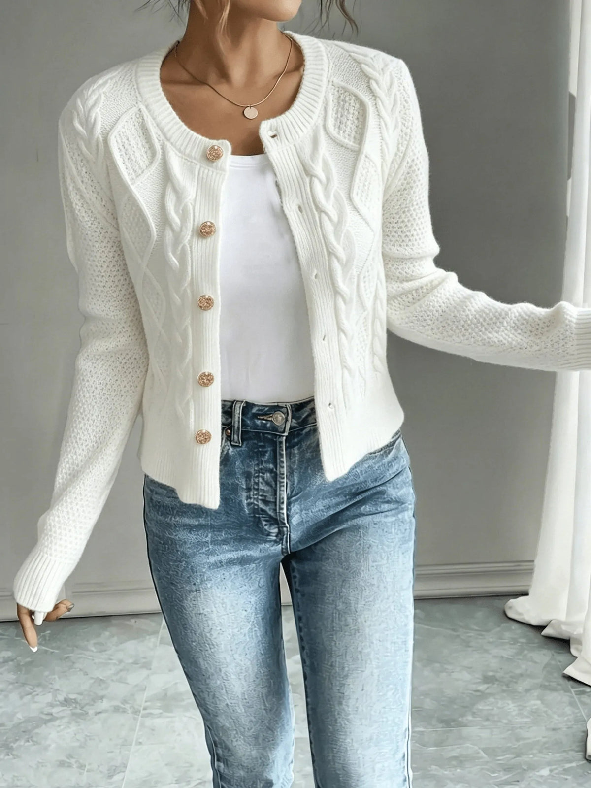 Damaris kabelgebreid damesvest met knoopsluiting