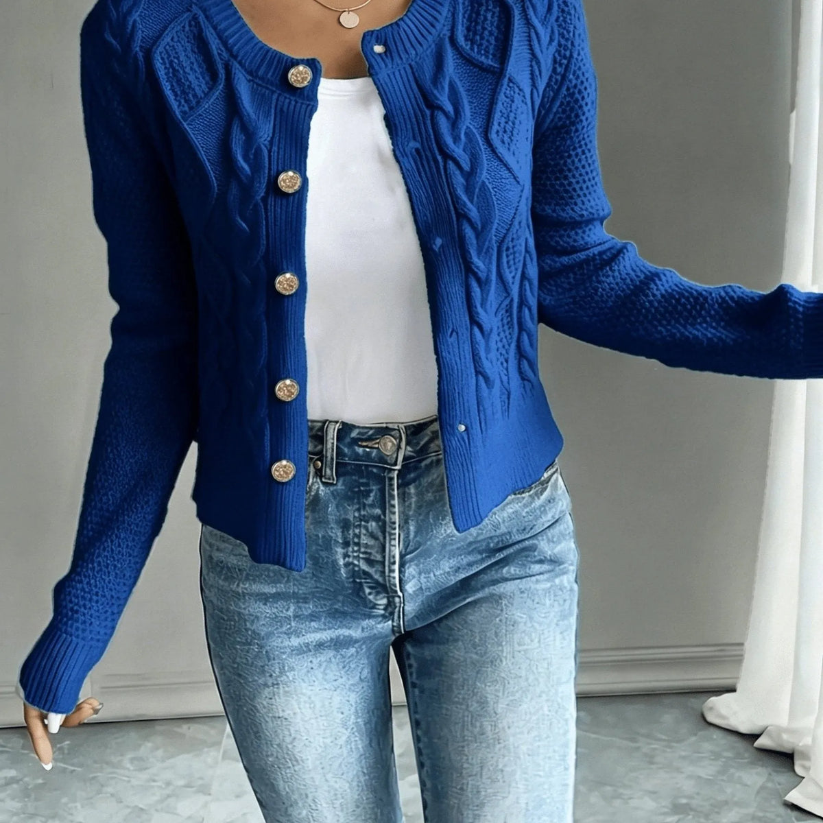 Damaris kabelgebreid damesvest met knoopsluiting