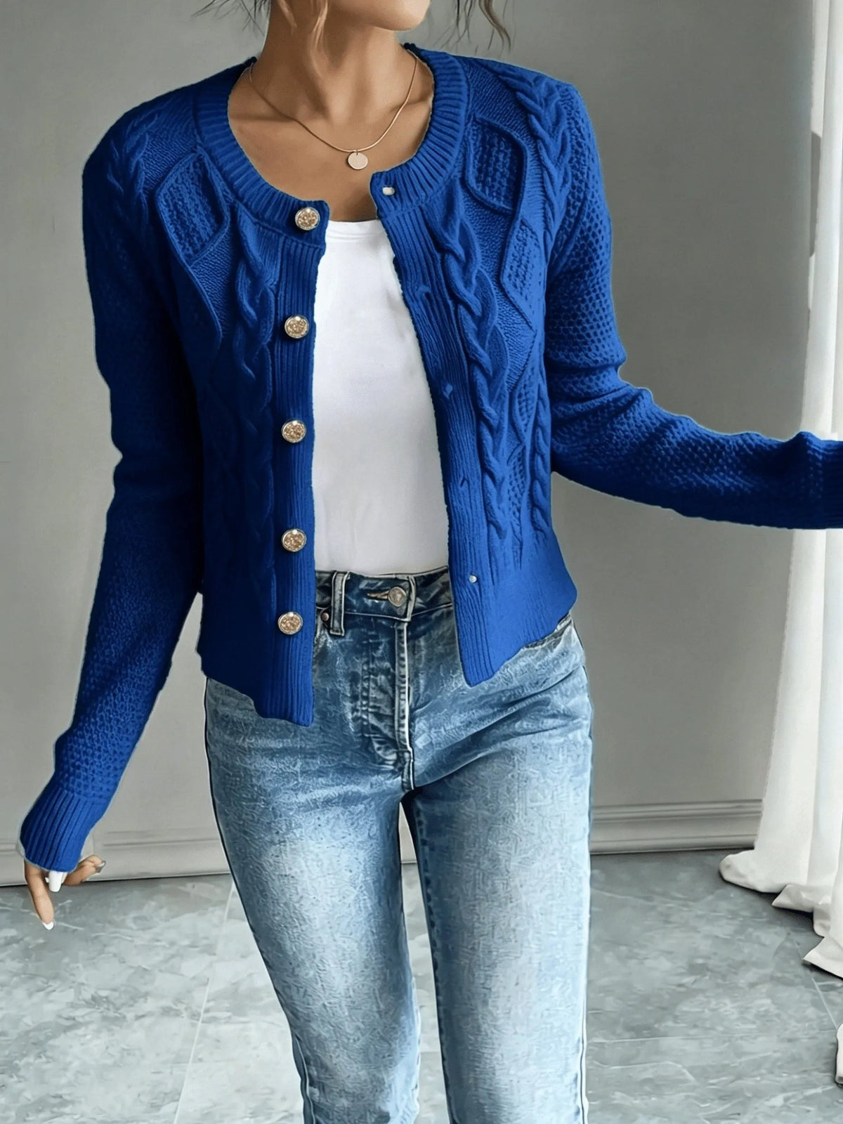 Damaris kabelgebreid damesvest met knoopsluiting