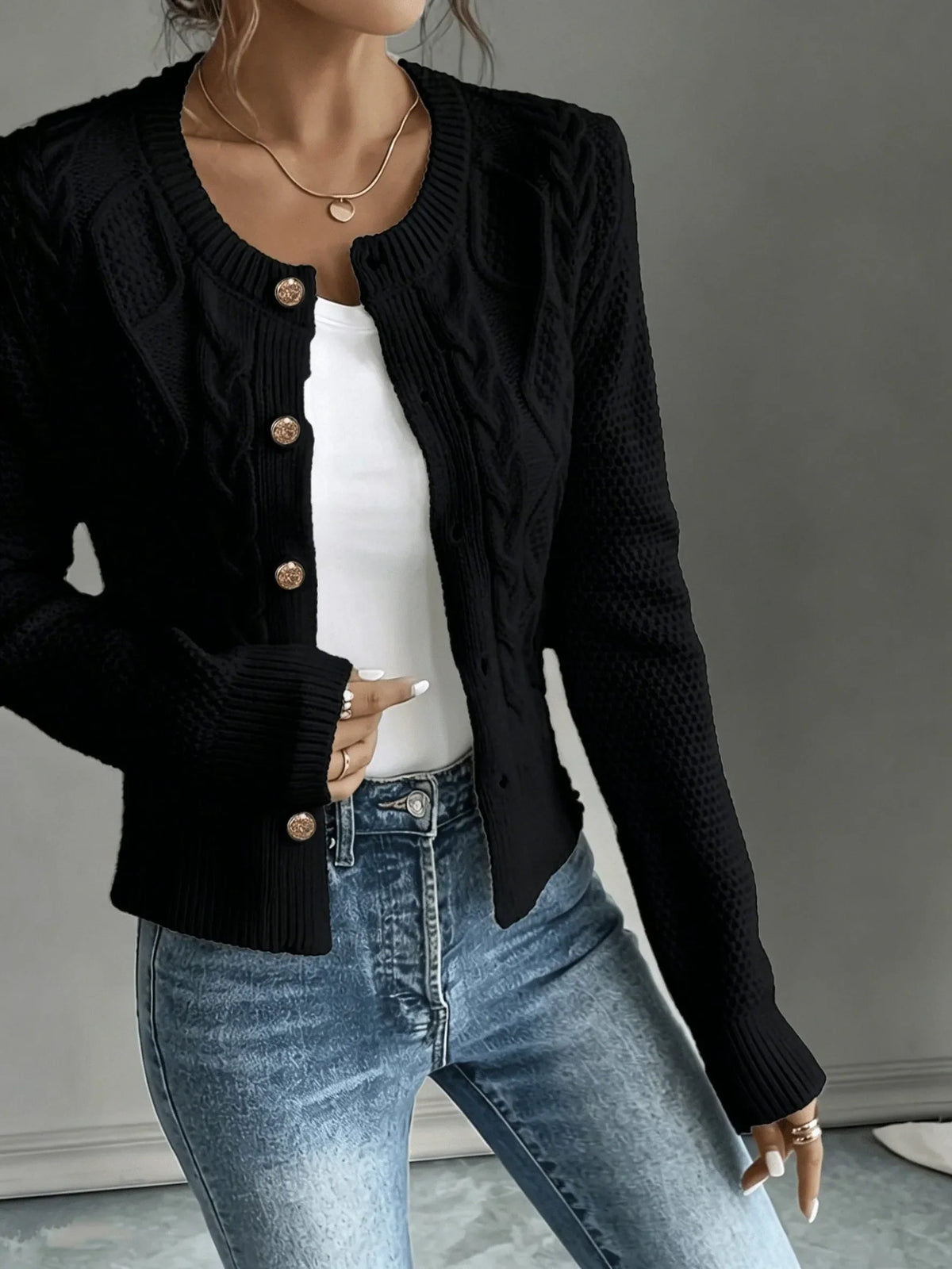 Damaris kabelgebreid damesvest met knoopsluiting