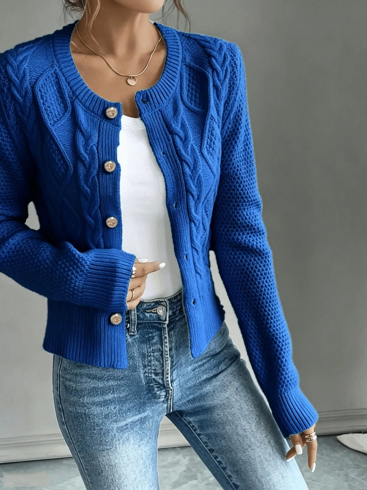 Damaris kabelgebreid damesvest met knoopsluiting
