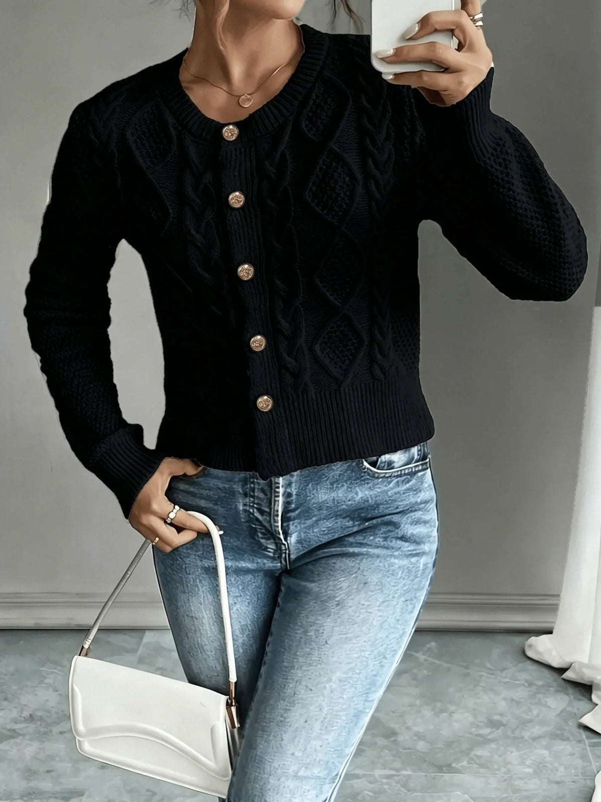 Damaris kabelgebreid damesvest met knoopsluiting