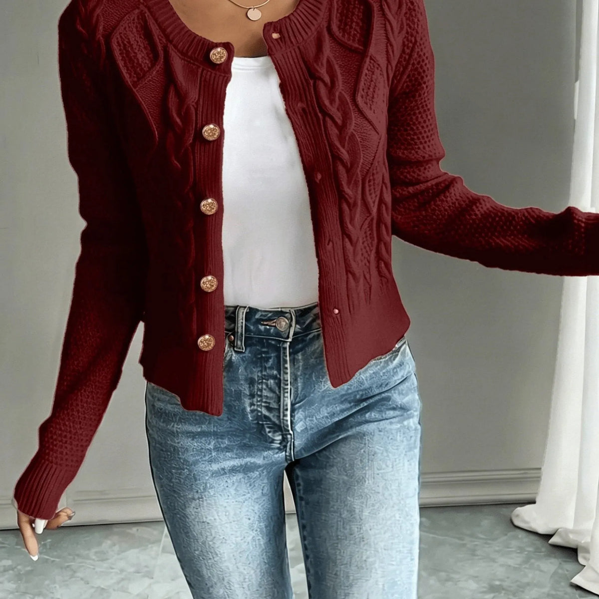 Damaris kabelgebreid damesvest met knoopsluiting