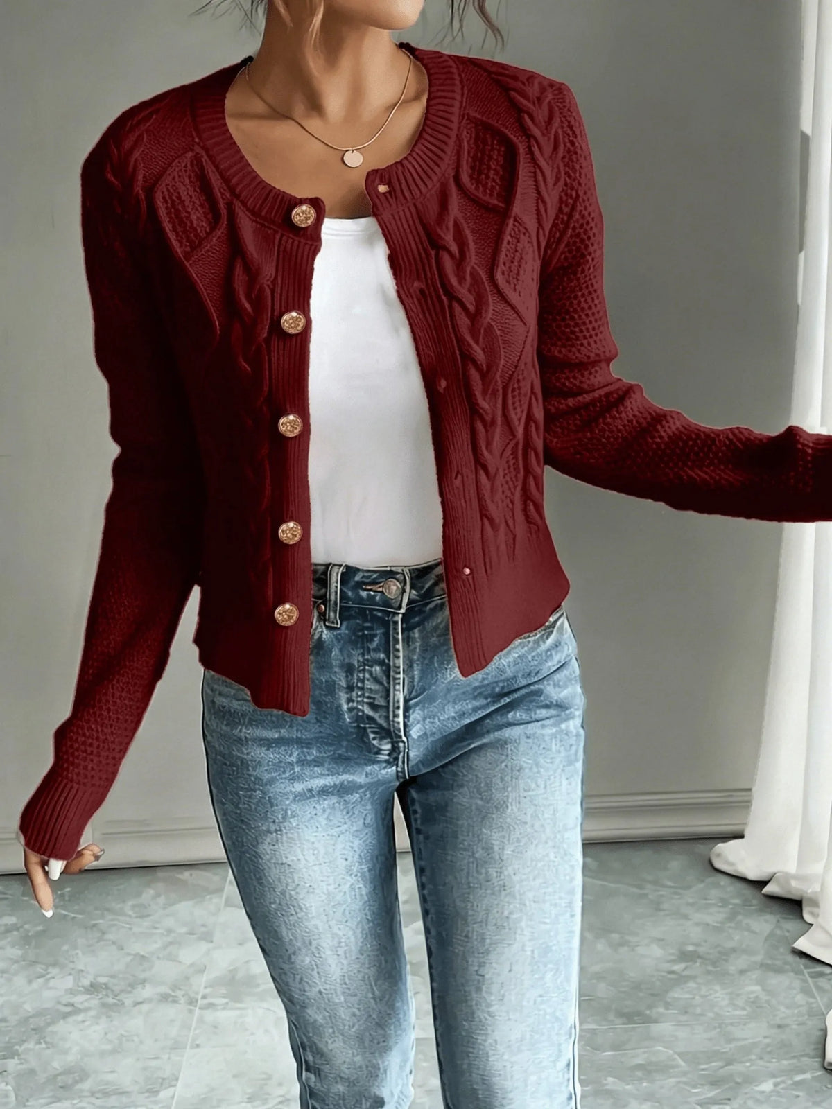 Damaris kabelgebreid damesvest met knoopsluiting