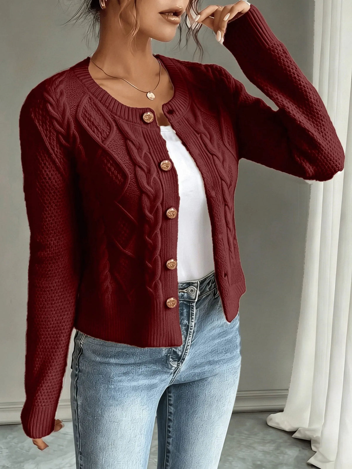 Damaris kabelgebreid damesvest met knoopsluiting