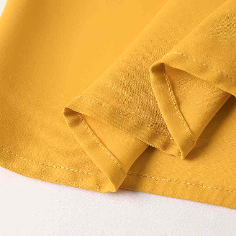 Deze blouse straalt tijdloze elegantie uit met zijn delicate kanten mouwen en biedt ultiem comfort op warme dagen.