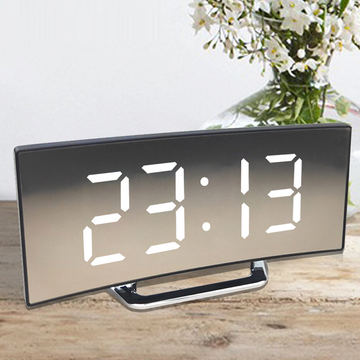 Digitale wekker met gebogen led-spiegeldisplay en automatische dimfunctie