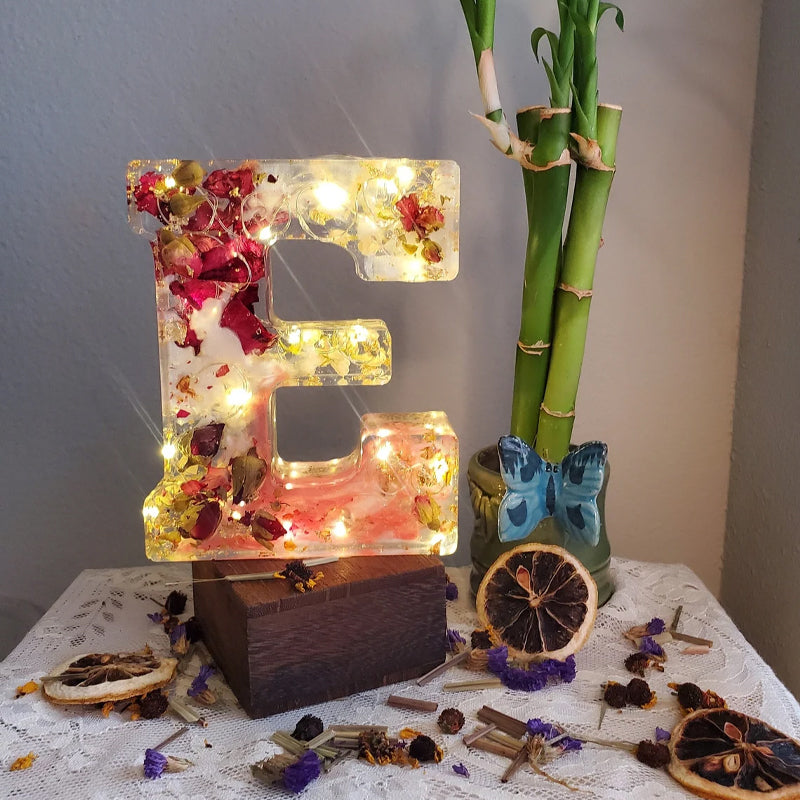 LumiFlair Nachtlampje met Initiaal en Bloemen | Gepersonaliseerd Licht in Hars met Zachte LED-verlichting
