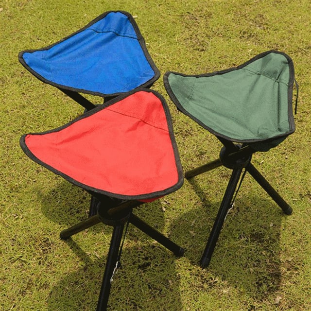 Opvouwbare inklapbare vouwkrukje met driehoekige stoffen zitting en driepoot metalen frame