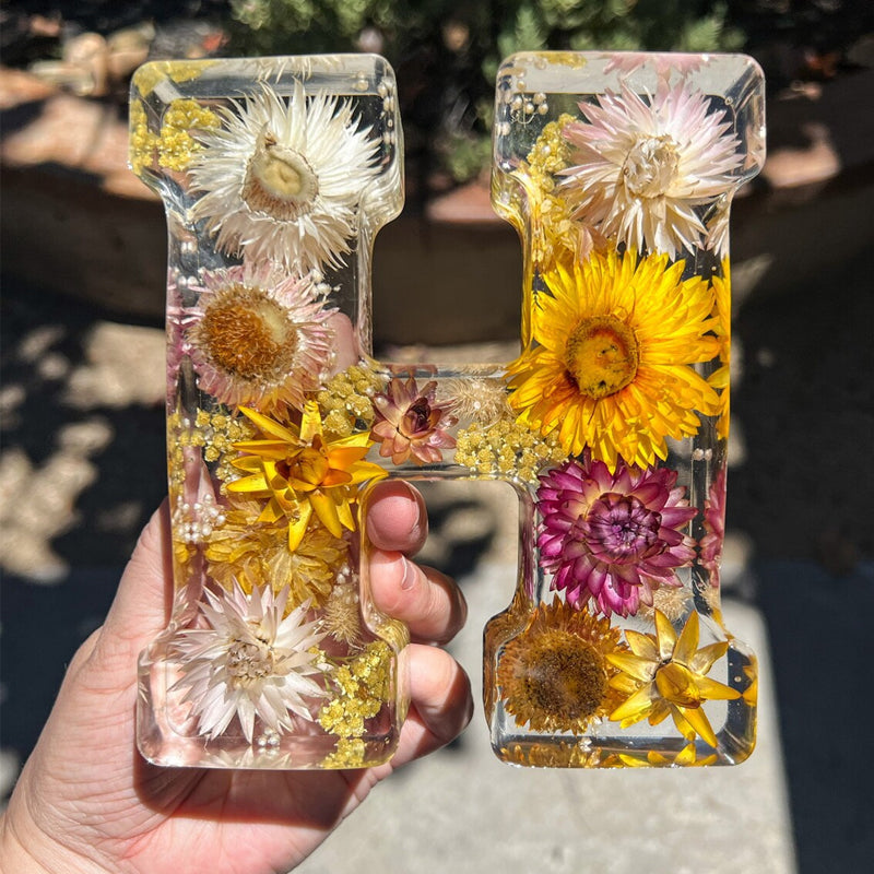 LumiFlair Nachtlampje met Initiaal en Bloemen | Gepersonaliseerd Licht in Hars met Zachte LED-verlichting