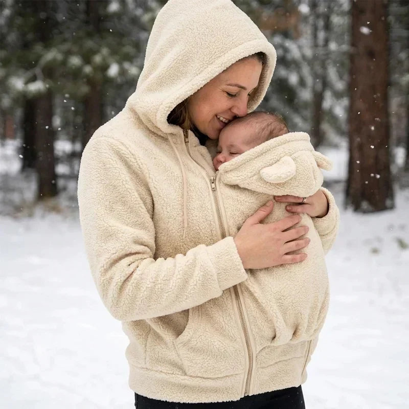 Knusse fleece hoodie om een baby in te dragen met voorvak