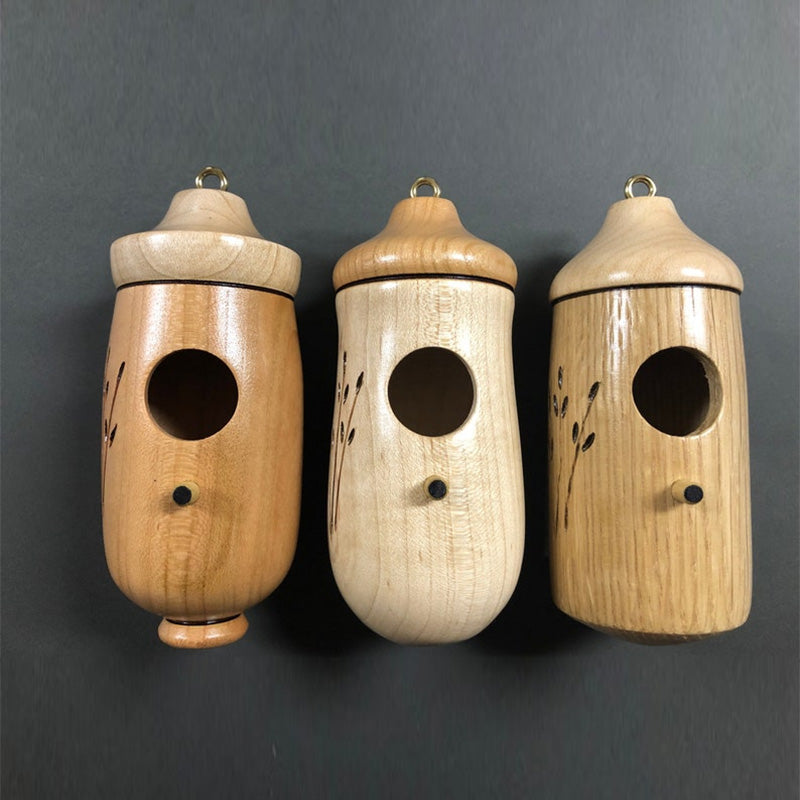 Kolibriehuisje van hout als vogelvoeder met handgesneden zitstokje en natuurlijke houtnerf