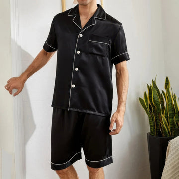 https://cdn.shopify.com/s/files/1/0659/5451/2986/files/korte-heren-pyjama-set-blauw-en-zwart-met-button-down-overhemd-en-korte-broek-ideale-zomernacht-kled-2.jpg?v=1753541895