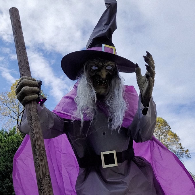 Levensgrote vliegende heks Halloweendecoratie en rekwisiet met oplichtende LED-ogen en bezemsteel
