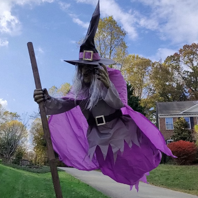 Levensgrote vliegende heks Halloweendecoratie en rekwisiet met oplichtende LED-ogen en bezemsteel