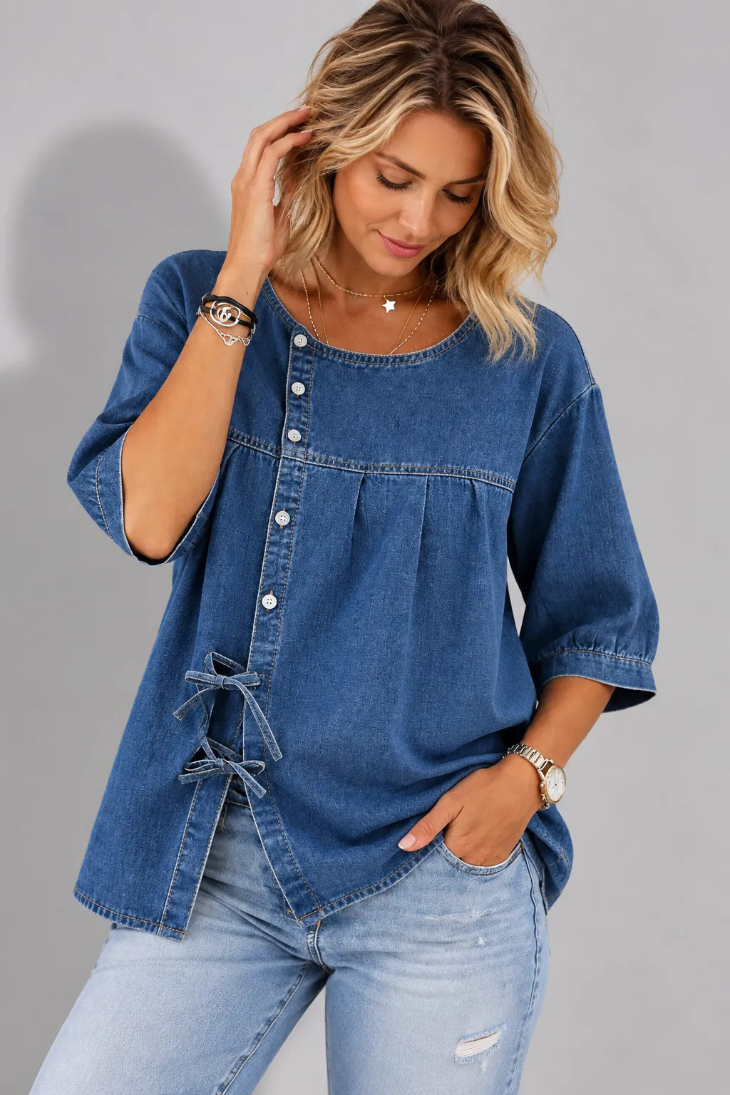 Losvallende denim damesblouse met knoopsluiting