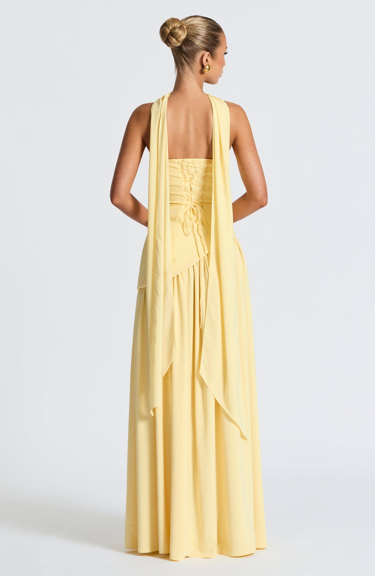 Schouderloze, elegante maxi-jurk met geplisseerde rok en split op het bovenbeen