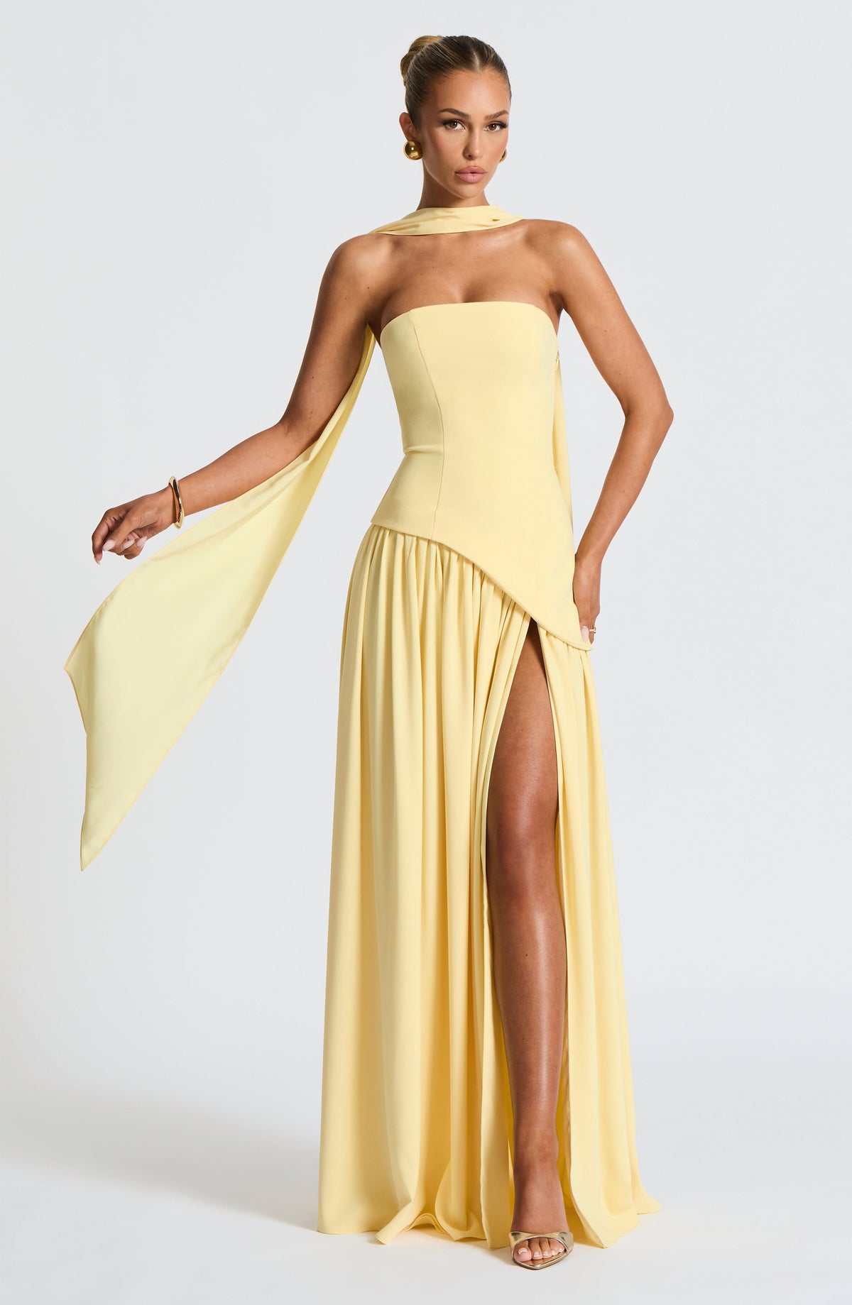 Schouderloze, elegante maxi-jurk met geplisseerde rok en split op het bovenbeen