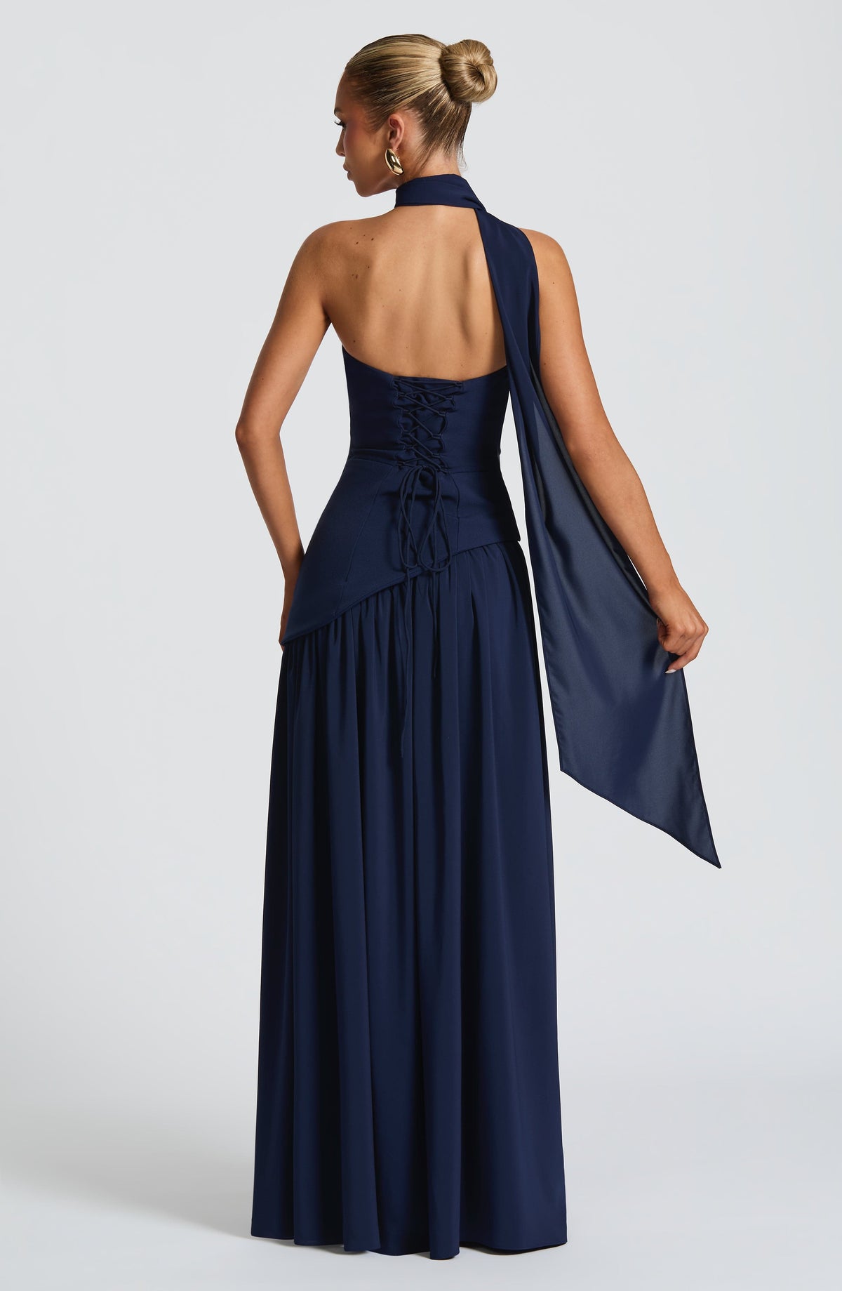 Schouderloze, elegante maxi-jurk met geplisseerde rok en split op het bovenbeen