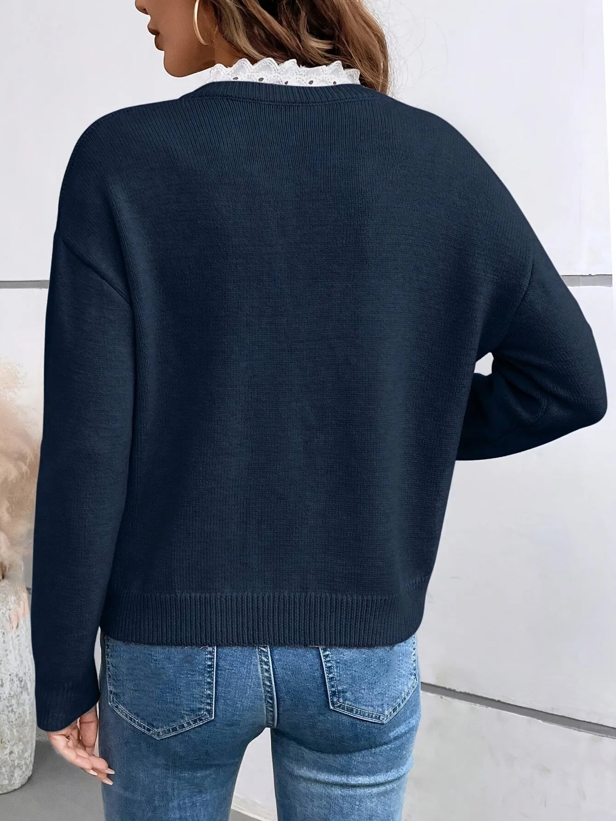 Maria geribde gebreide damesblouse met V-hals en kanten kraag